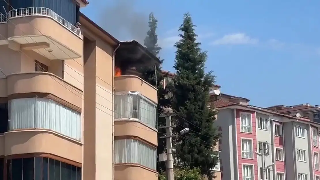 Balkonda başlayan yangın evi sarmadan söndürüldü