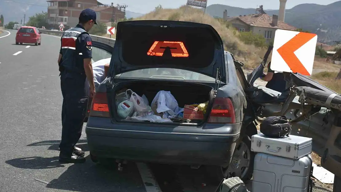 Bariyerlere çarpan otomobil hurdaya döndü: 1 yaralı