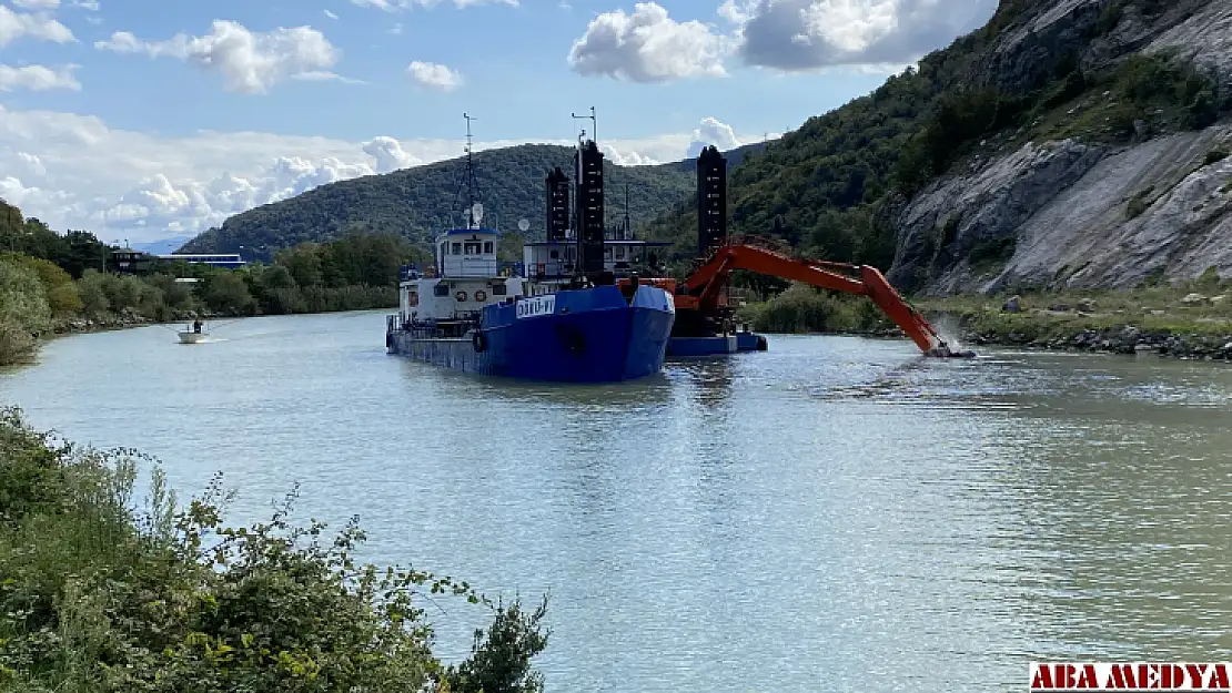 Bartın Irmağı tarak gemisi ile temizleniyor