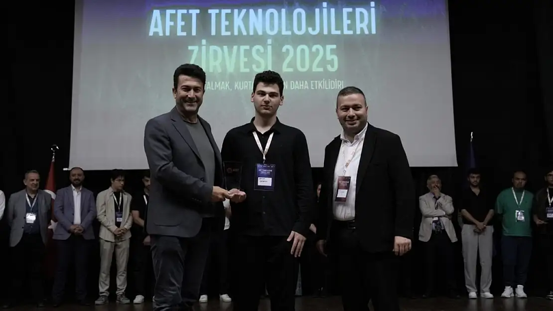 BARÜ'lü öğrenciye 'Afet Teknolojileri Zirvesi'nde jüri özel ödülü