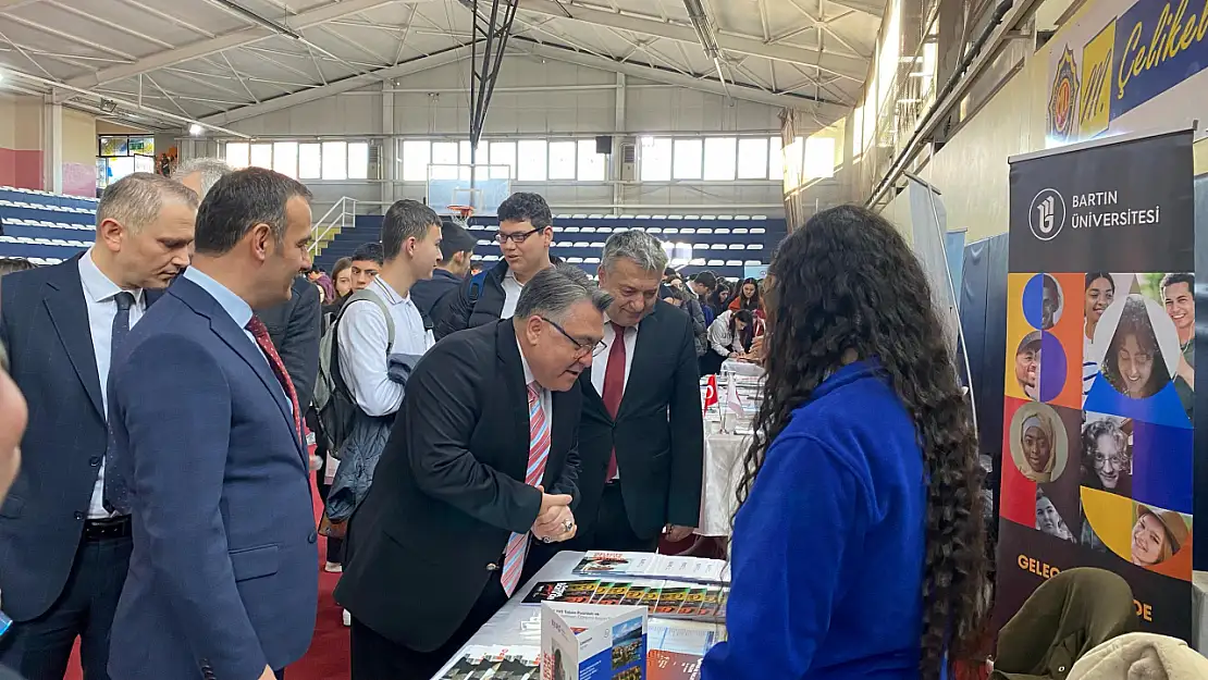 BARÜ Üniversite Tanıtım Fuarı'nda öğrencilerin yanında oldu