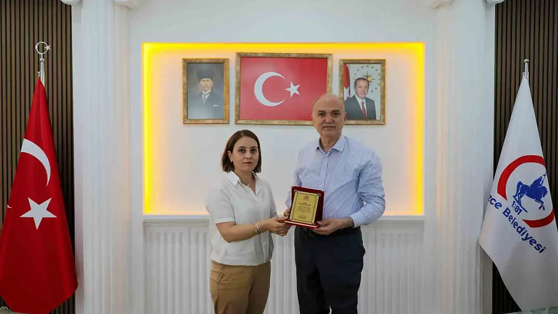 Başarılı müdürlere plaket verildi