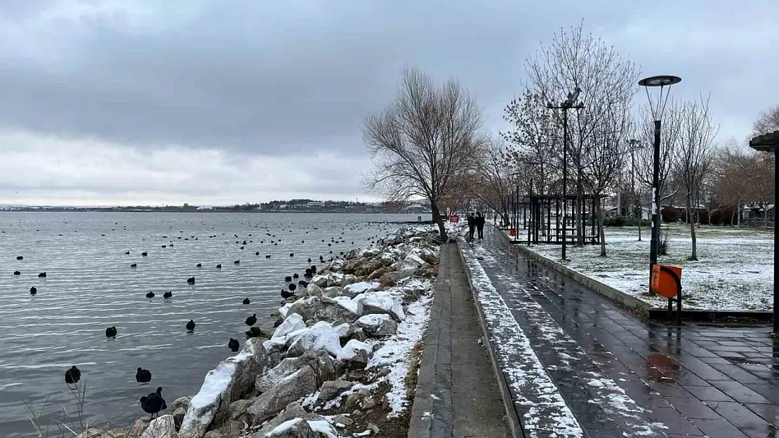 Başkentte parklar beyaza büründü