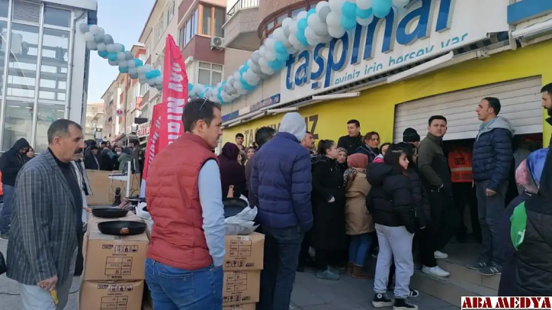 Başkentte yüzde 50 indirim yapan mağazada vatandaşlar ile çalışanlar birbirine girdi