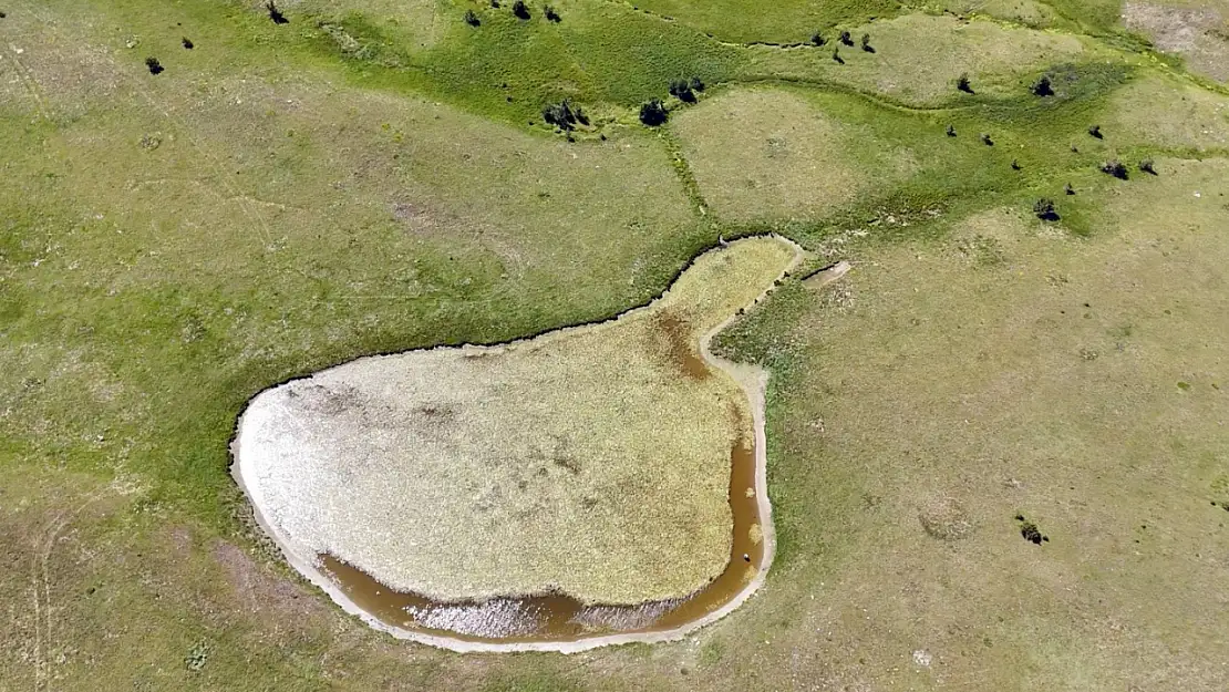 Batı Karadeniz'in zirvesindeki buzul göleti doğal güzelliğiyle hayran bırakıyor