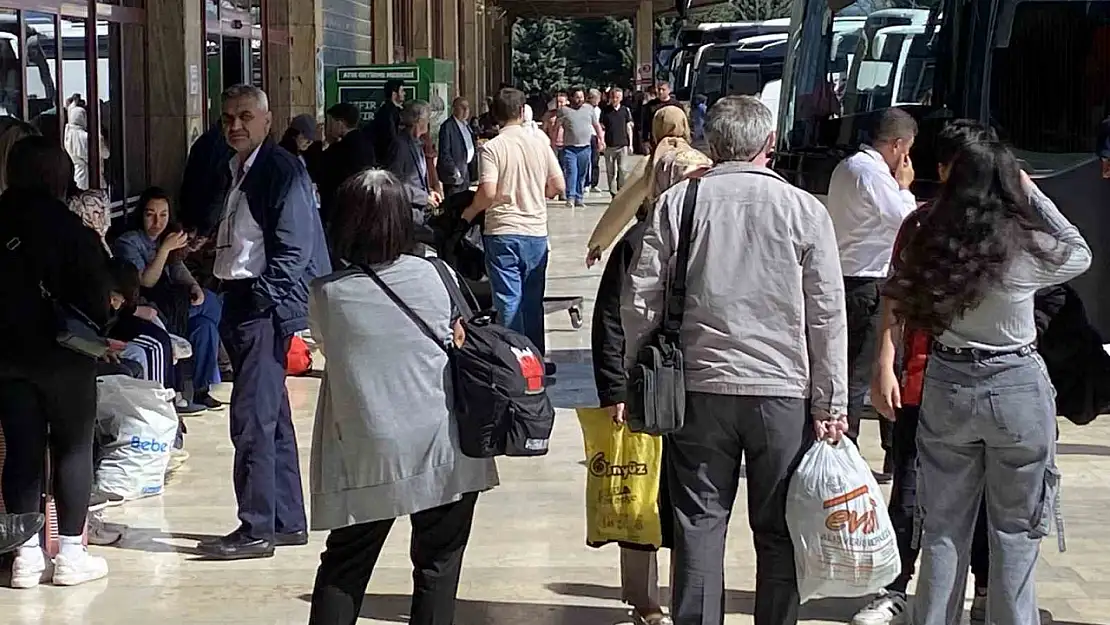 Bayram tatilinin son gününde otogara akın ettiler