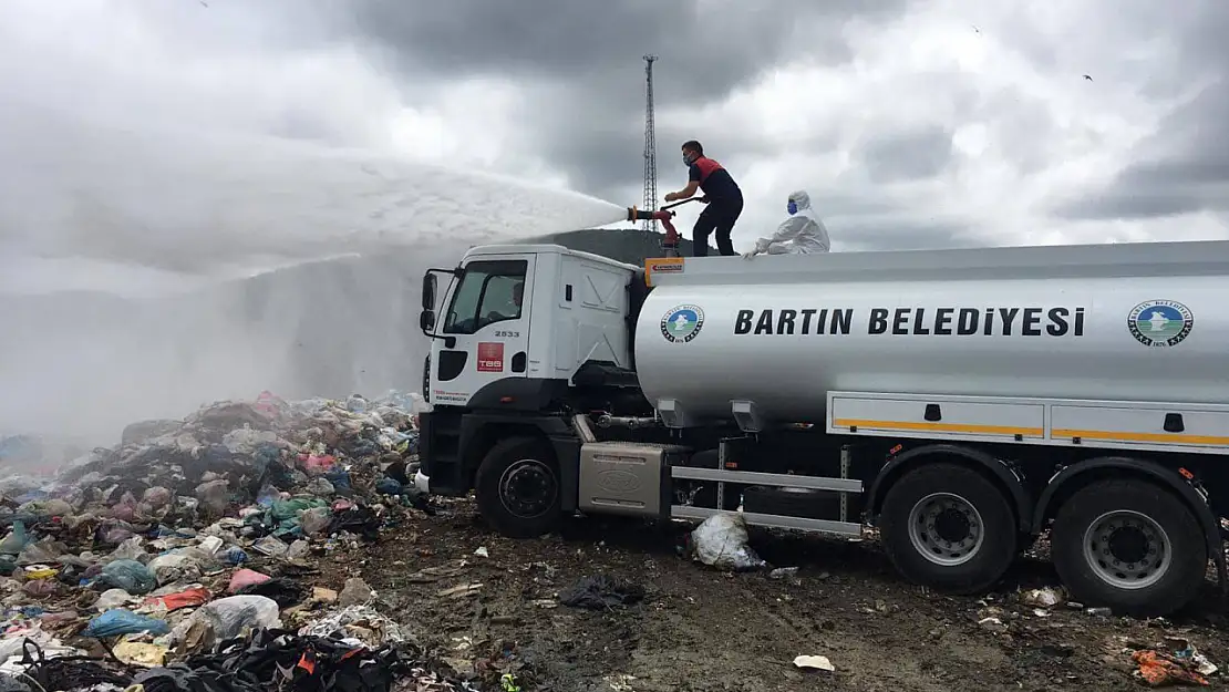 Belediye ekipleri ilaçlamaya devam ediyor