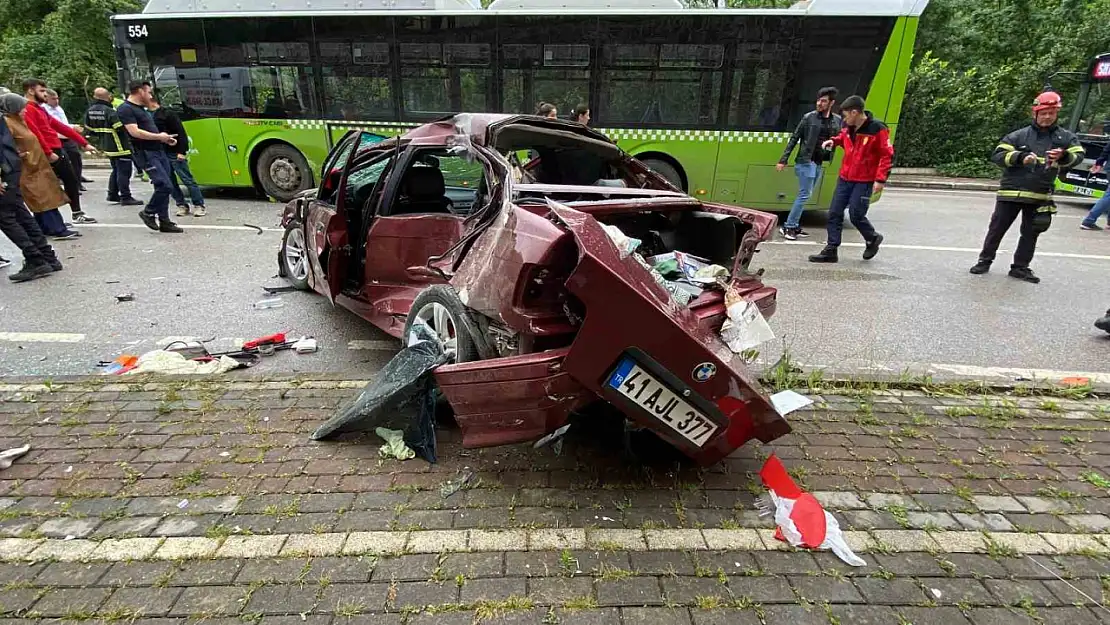 Belediye otobüsü ile çarpışan otomobil paramparça oldu