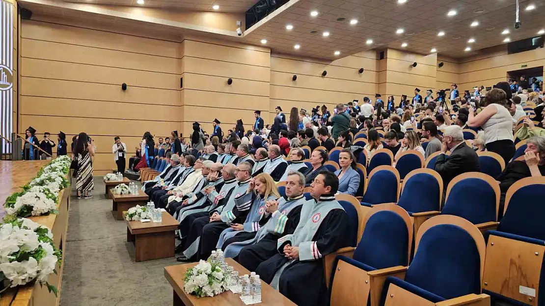 BEUN'de mezuniyet coşkusu: Sanat ve iletişimin gücüyle geleceğe uğurlandılar