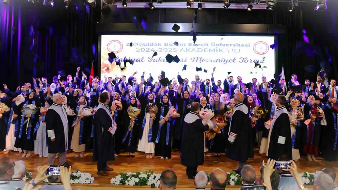 BEUN İlahiyat Fakültesi 2024-2025 akademik yılı mezunlarını geleceğe uğurladı