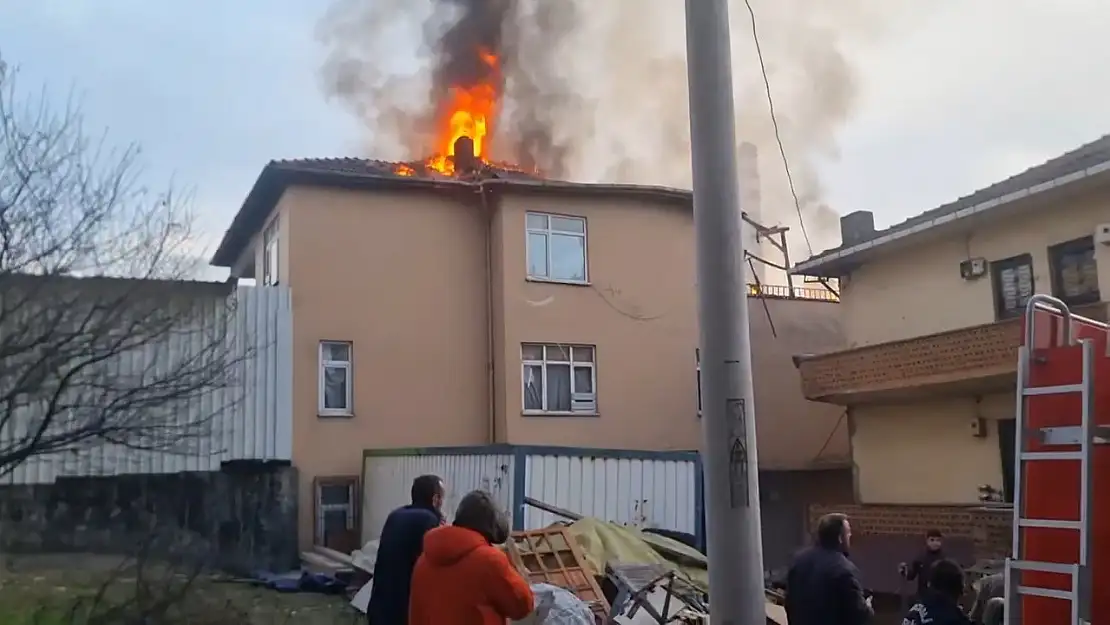 Binanın çatı katı alev alev yandı