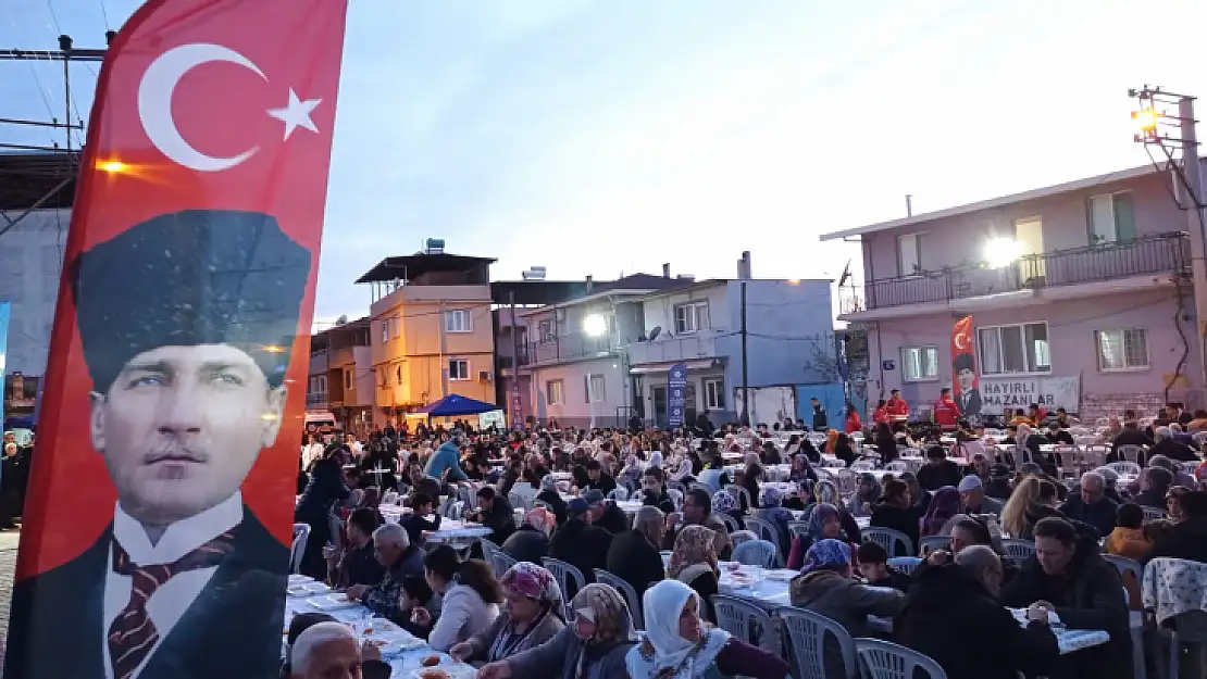 Binlerce vatandaş Aydın Büyükşehir Belediyesi'nin iftar sofralarında buluşuyor