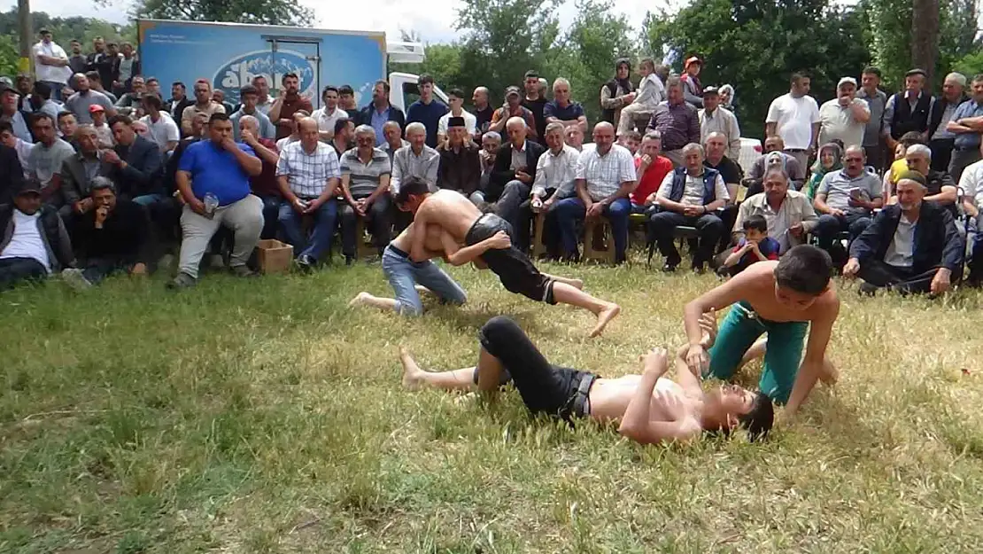 Bolu'da 200 yıllık geleneğe yoğun ilgi: Kazanlar kaynadı, pehlivanlar kıran kırana güreşti