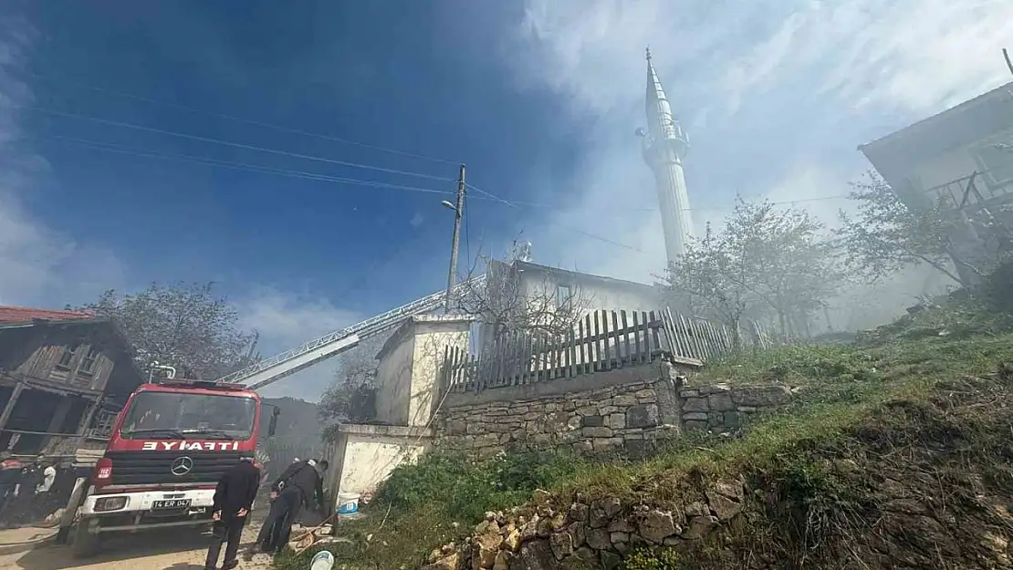 Bolu'da çıkan yangında 2 ahşap ev ve 1 cami küle döndü