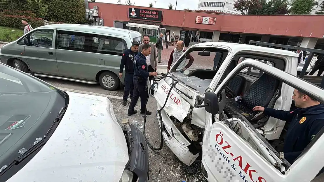 Bolu'da kafa kafaya çarpışan kamyonet ile hafif ticari araçtaki 3 kişi yaralandı