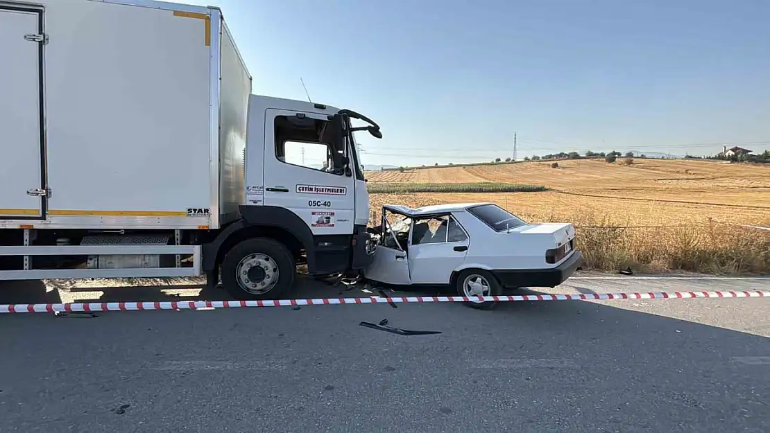 Bolu'da kamyonla çarpışan Fiat Tofaş hurdaya döndü: 1'i ağır 2 yaralı