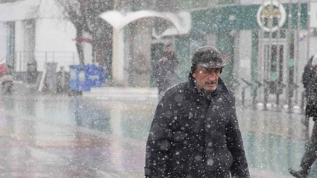 Bolu'da kar yağışı aralıklarla etkili oluyor