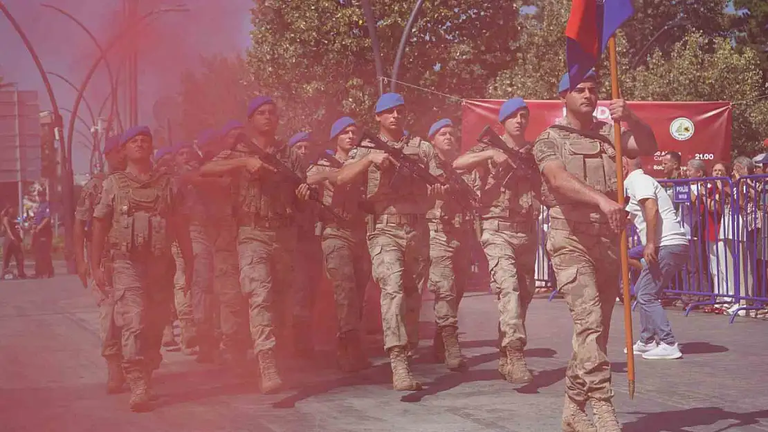 Bolu'da komandolar, Zafer Bayramı'nda caddeyi coşkuyla inletti