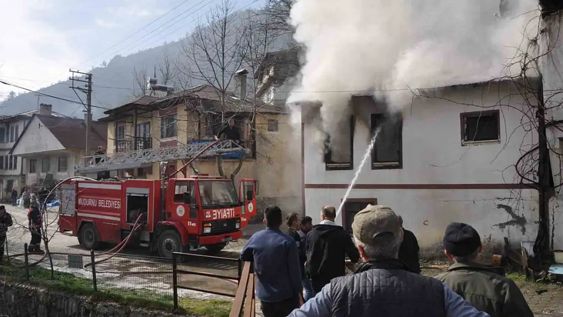 Bolu'da korkutan yangın, alevler yan eve sıçradı