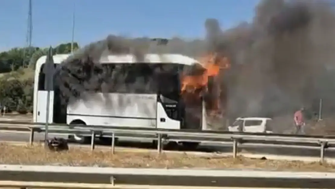 Bolu'da seyir halindeki midibüs alev alev yandı