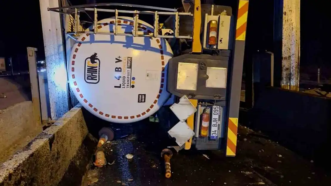 Bolu'da tanker gişelere çarpıp devrildi: 1 yaralı