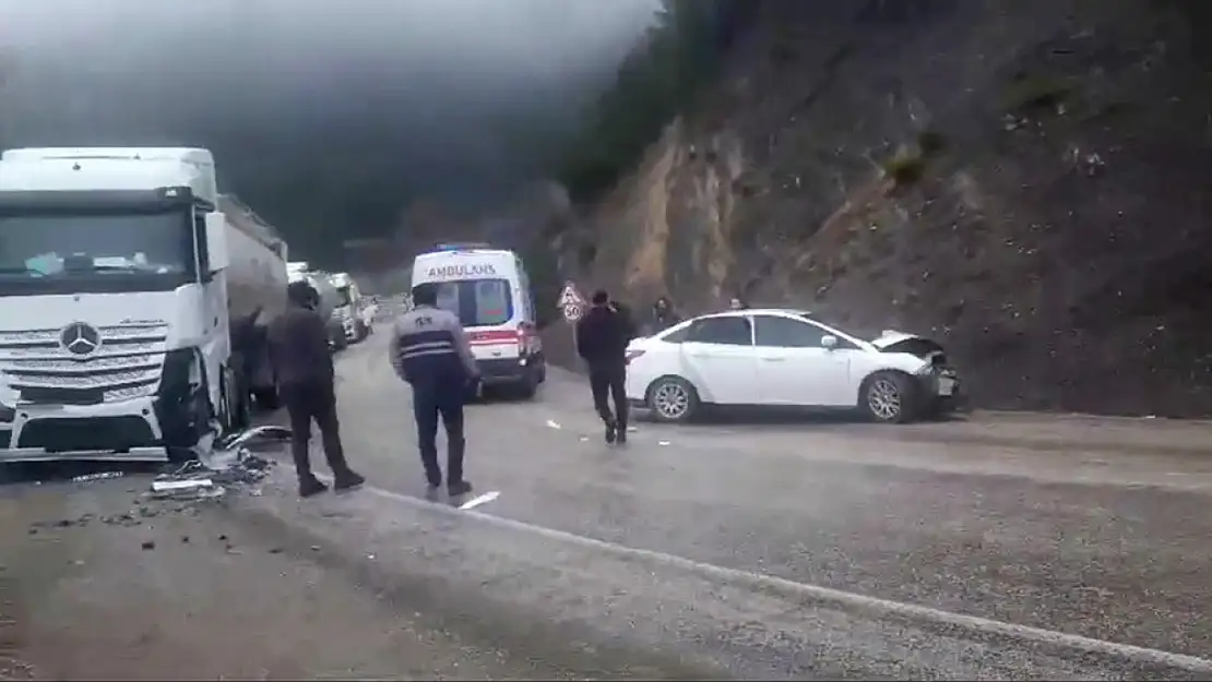 Bolu'da tır ile otomobil çarpıştı: 1'i ağır 4 yaralı