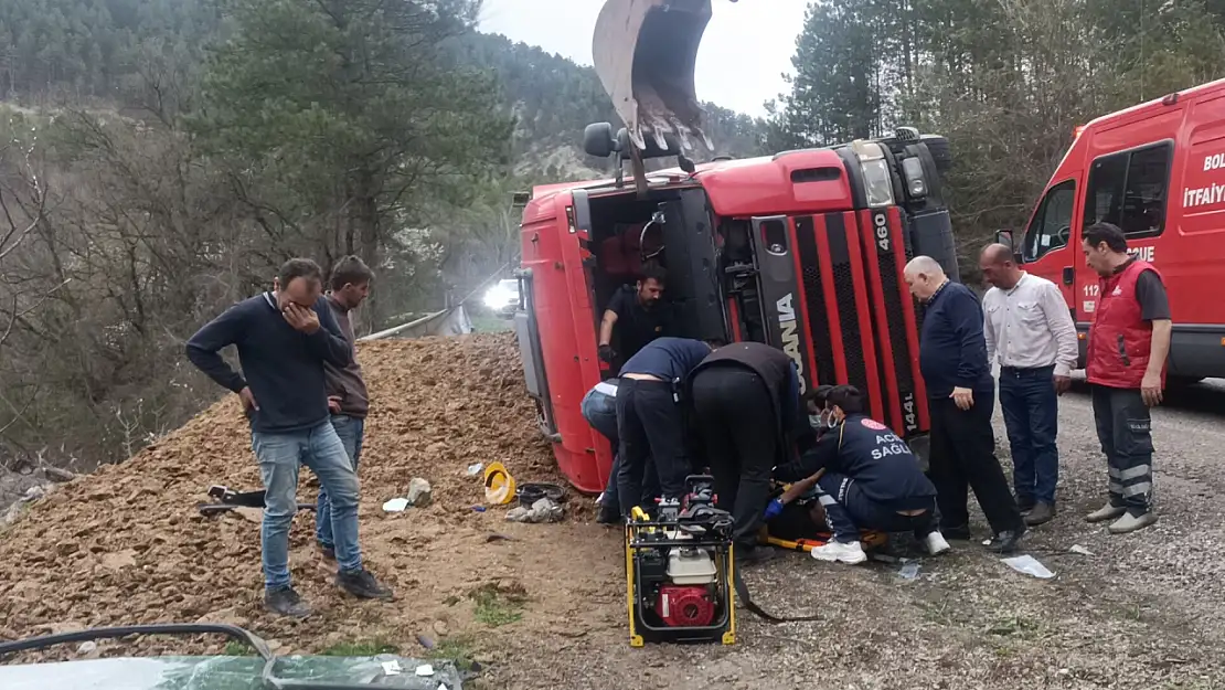 Bolu'da virajı alamayan tır devrildi: 1 yaralı