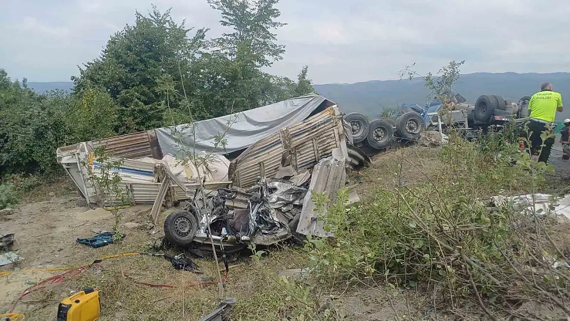 Tır otomobili sürükleyerek devrildi, 2 ölü 2 yaralı