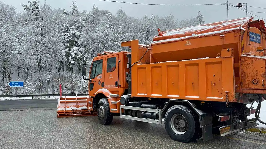 Bolu Dağı geçişinde hafif kar yağışı etkili oluyor