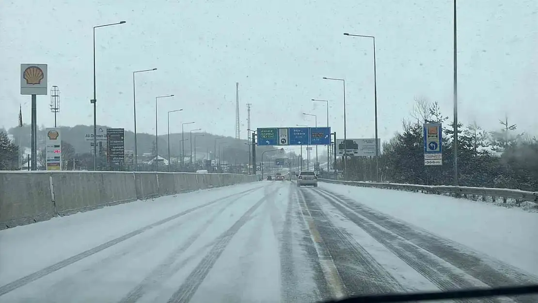 Bolu Dağı'nda hafif kar yağışı devam ediyor