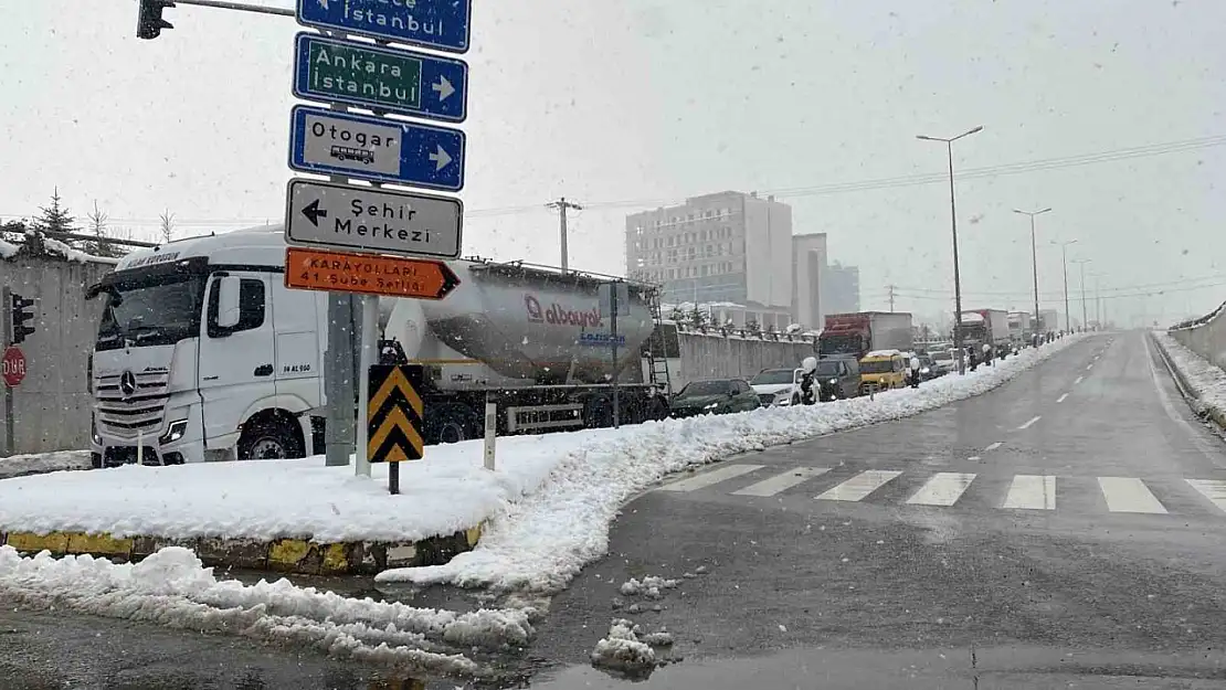 Bolu Dağı'nda kar yağışı etkili oluyor: Kar kalınlığı 40 santimetreyi aştı