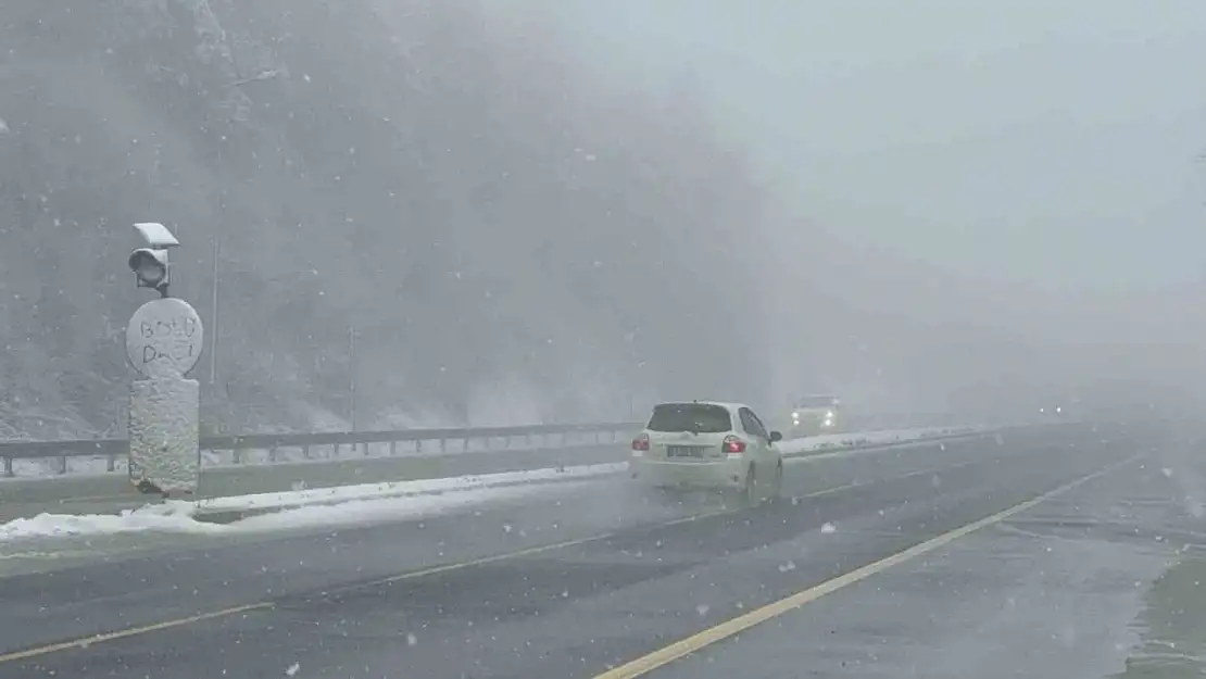 Bolu Dağı'nda kar yağışı sürüyor