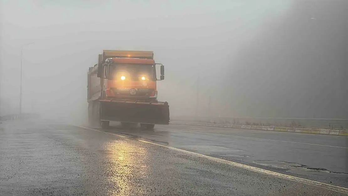 Bolu Dağı'nda yağmur ve sis etkili oluyor