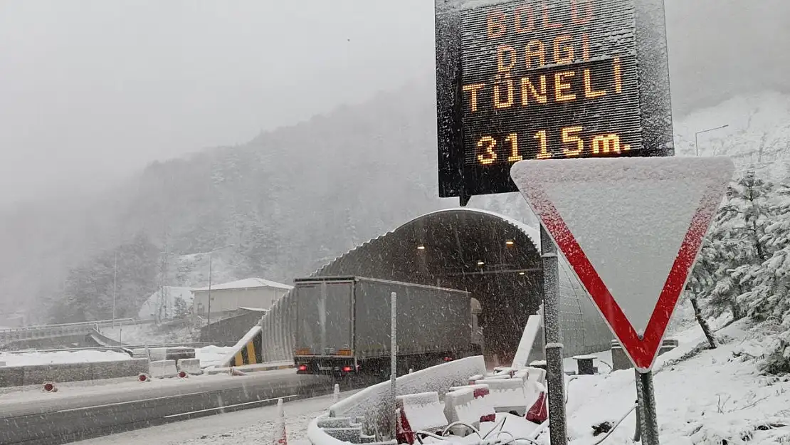 Bolu Dağı'nda yoğun kar yağışı etkili oluyor