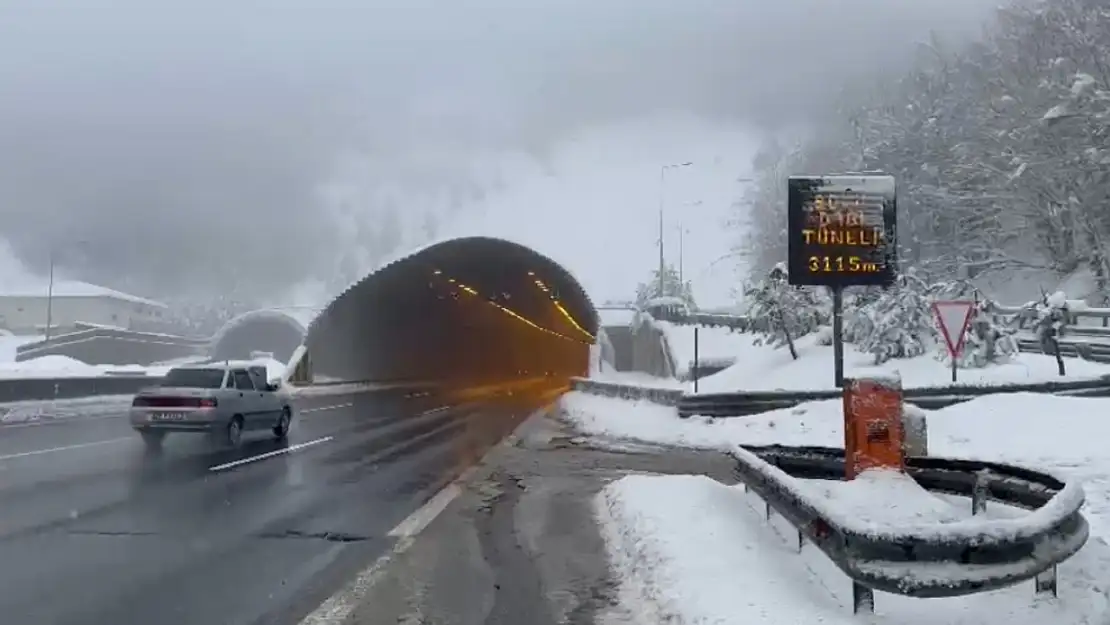 Bolu Dağı ve Düzce'de kara rağmen ulaşım aksamadan sürüyor