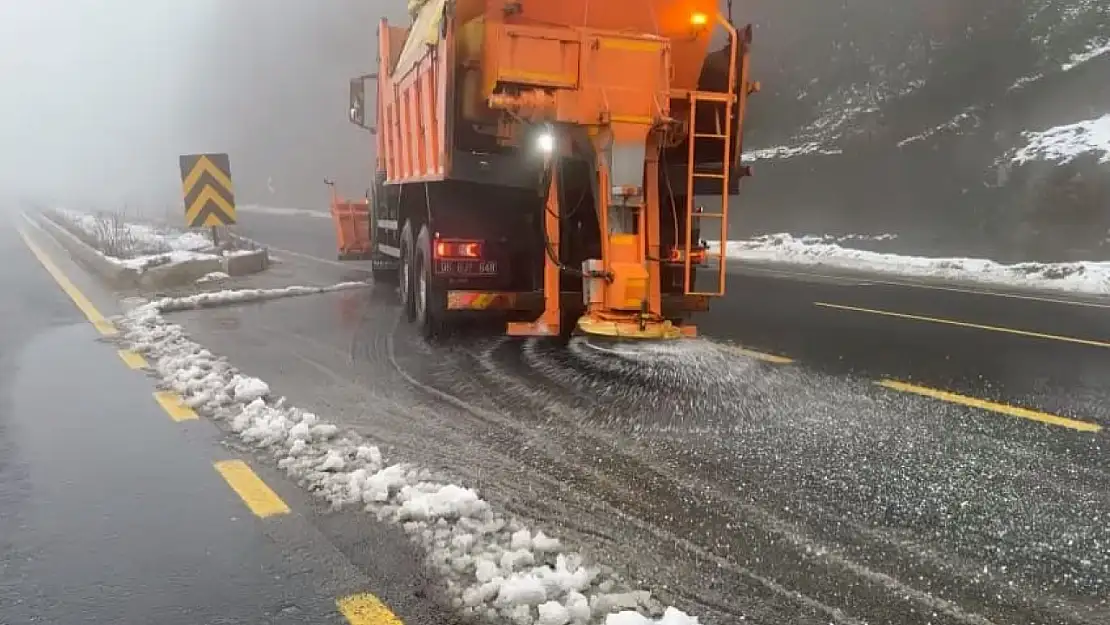 Bolu geçişinde aralıklarla kar yağışı etkili oluyor