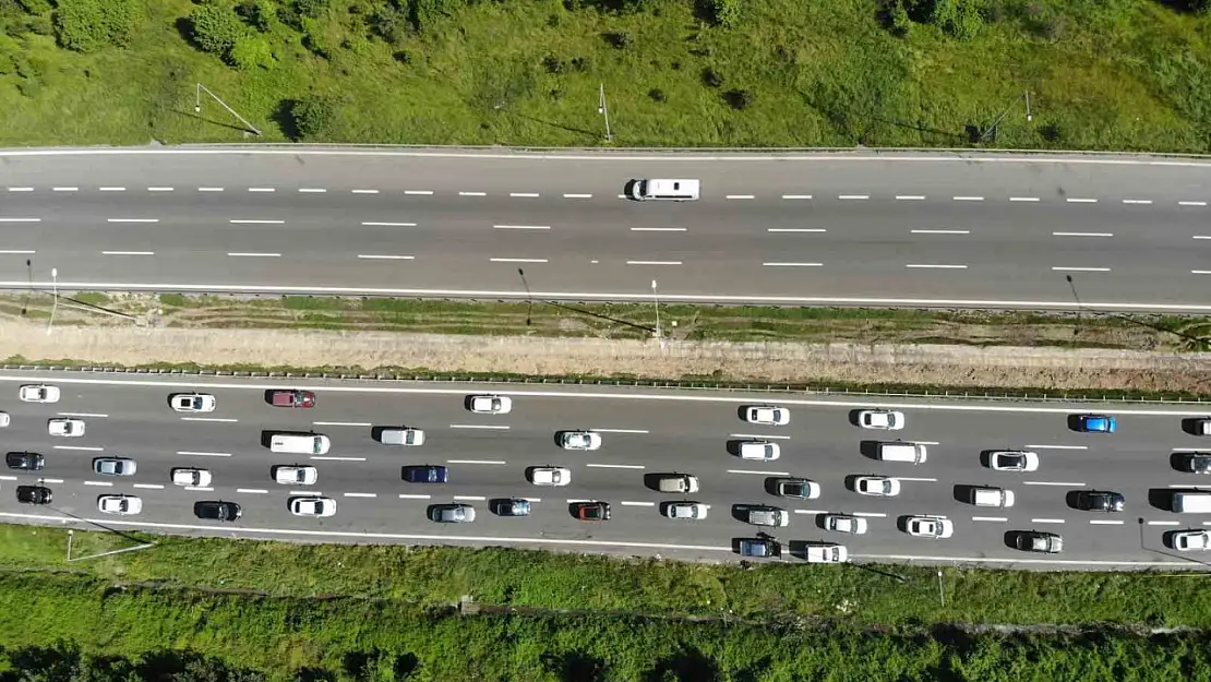 Bolu geçişinde tatilcilerin trafik yoğunluğu devam ediyor