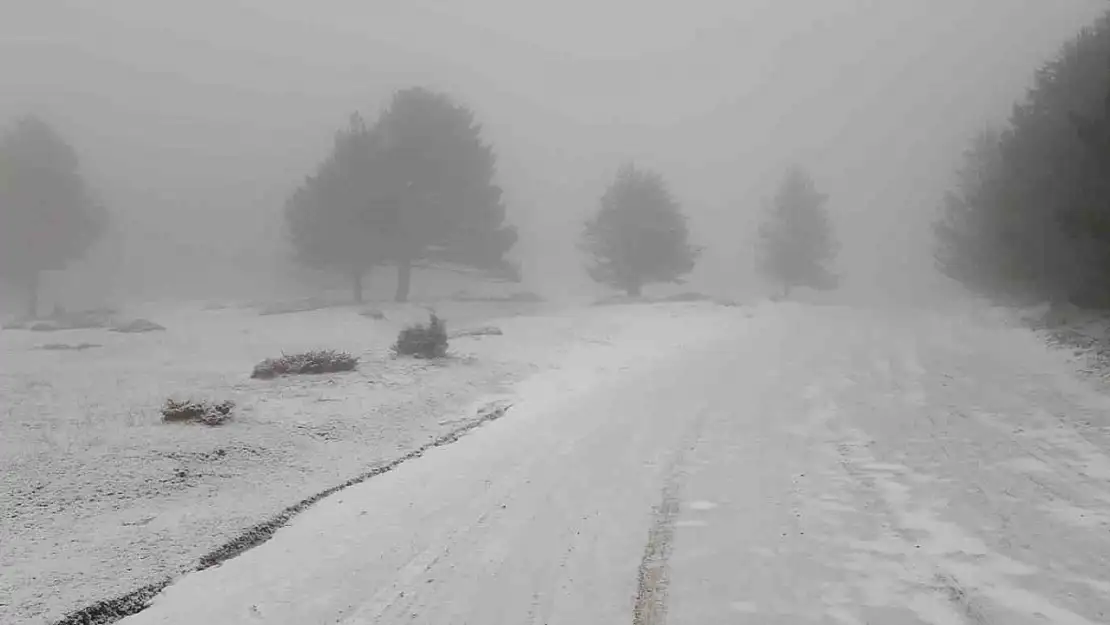 Bolu'nun yükseklerinde kar kalınlığı 5 santimetreye ulaştı