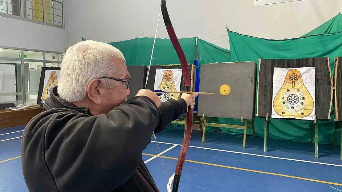 Bu sefer yaşlılar gençlik merkezini ziyaret etti