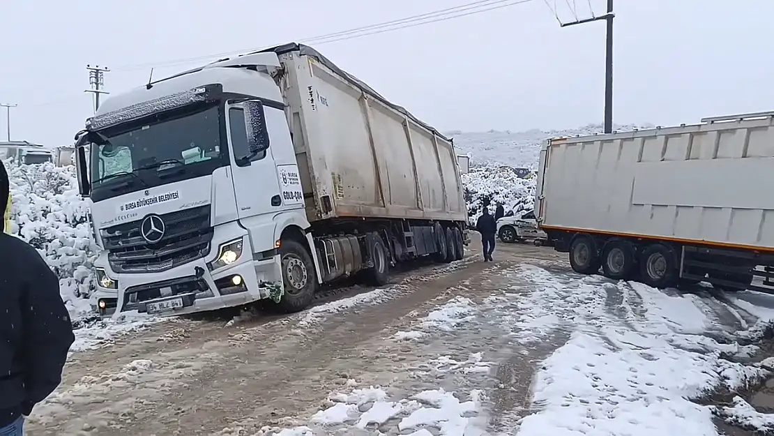 Kar yağışı sonrası tırlar yolda kaldı