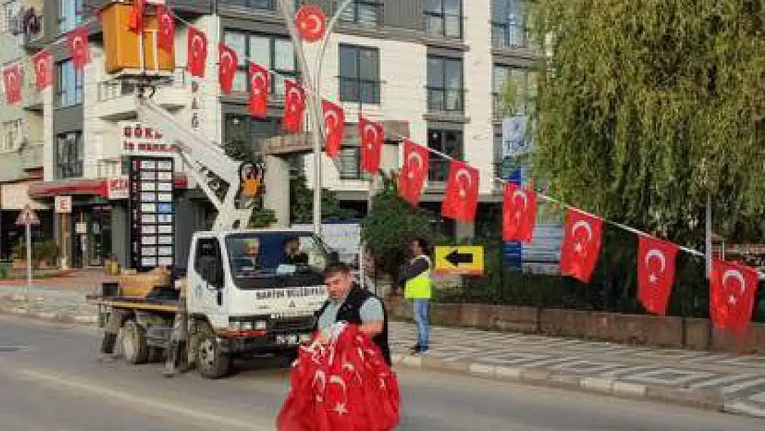 Cadde ve sokaklar Türk bayrağı ile süslendi