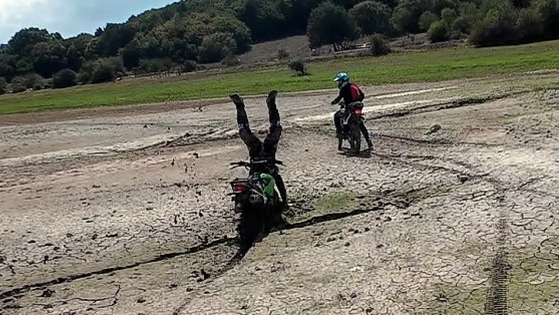 Çamura saplanan motosikletli böyle takla attı: Arkadaşları kahkahaya boğuldu