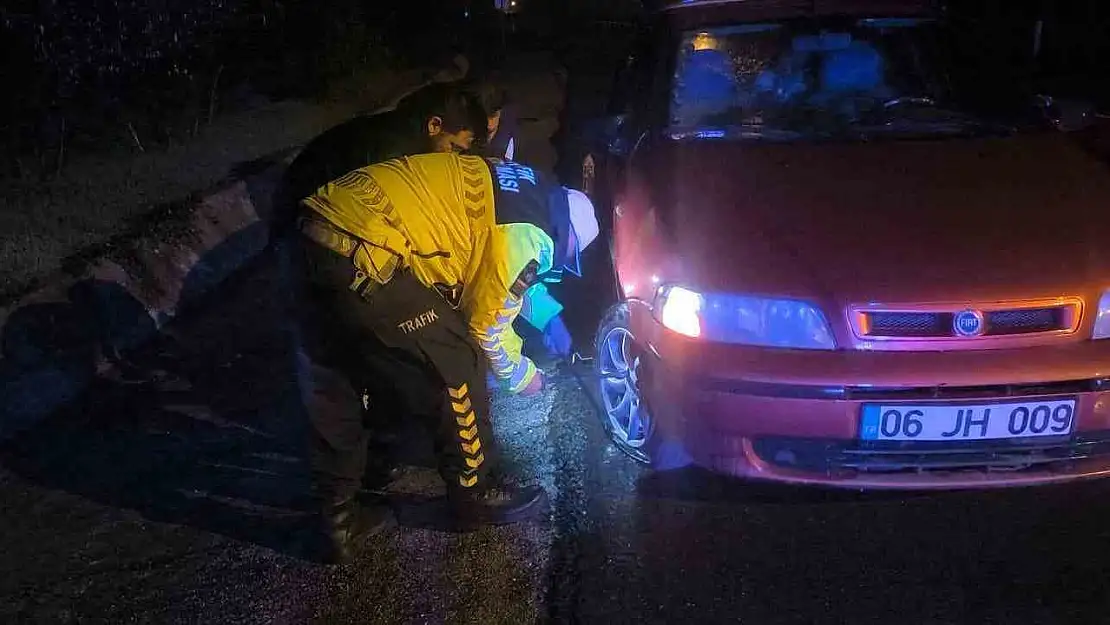 Çaresiz kalan sürücünün imdadına jandarma yetişti