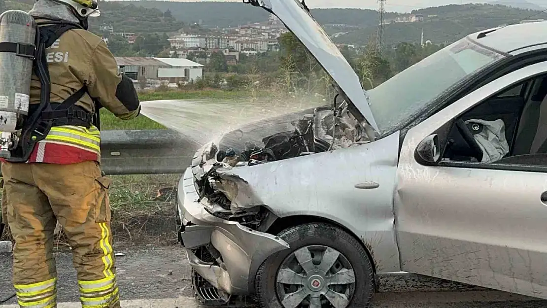 Çarpışan otomobillerden biri alev aldı