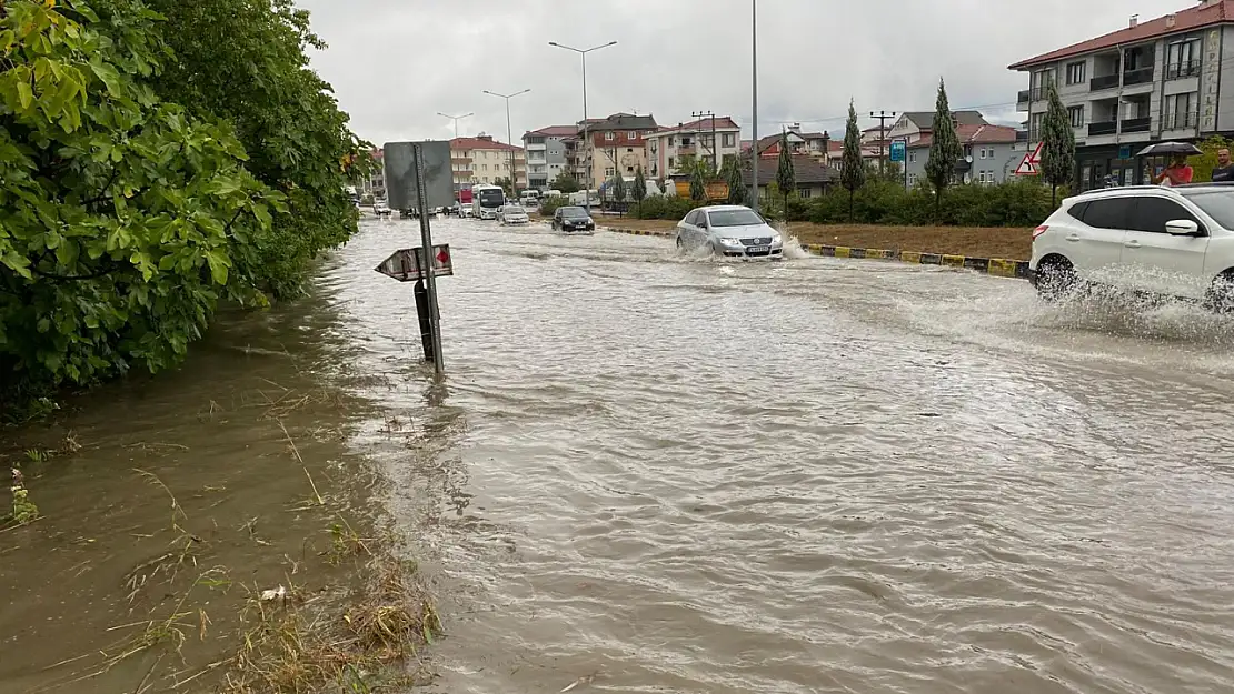 Çaydüzü kavşağını su bastı