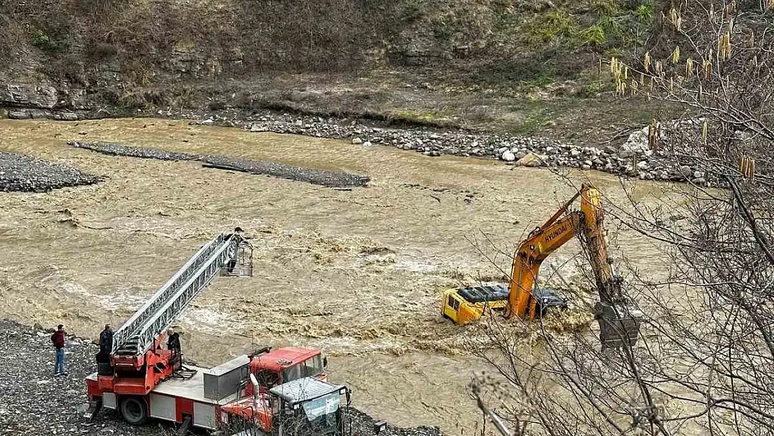 İş makinesinin üzerinde mahsur kaldı