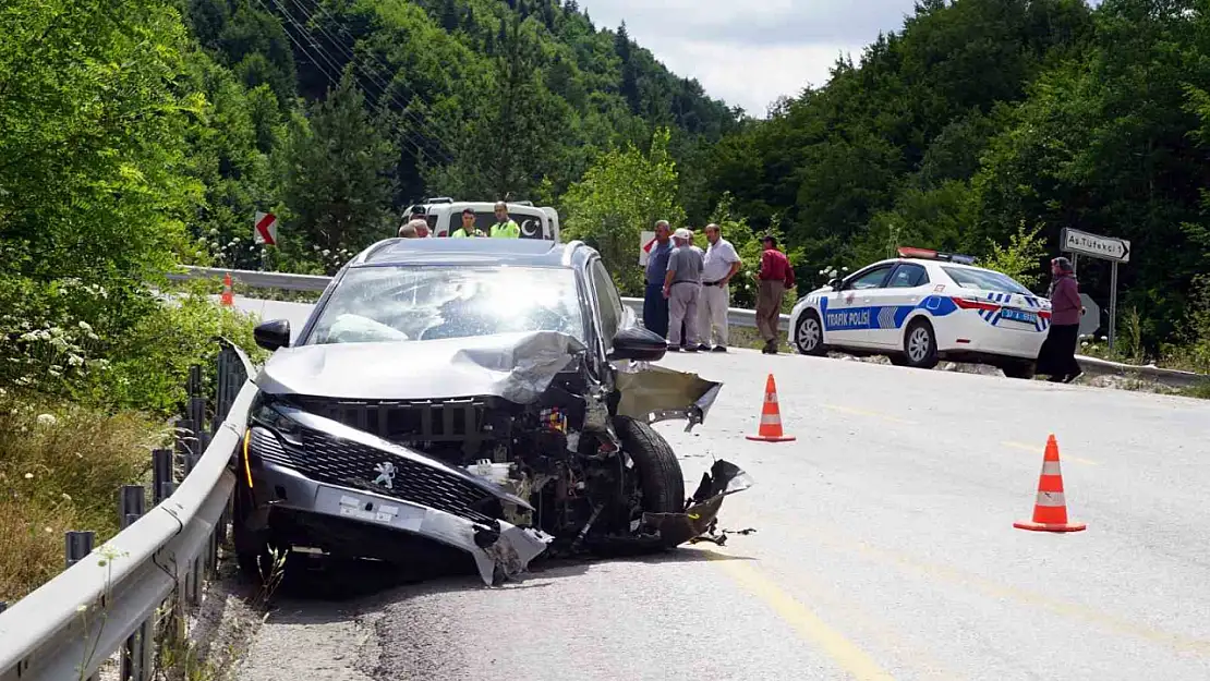 Cenaze merasimine katılmaya giden ailenin bulunduğu araç ile cip çarpıştı: 9 yaralı