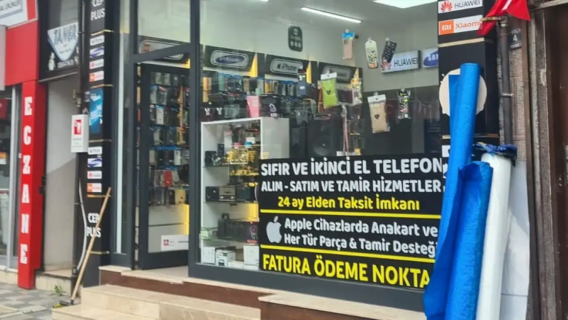 Cep telefonu dükkanından 1 milyon liralık telefon çalındı