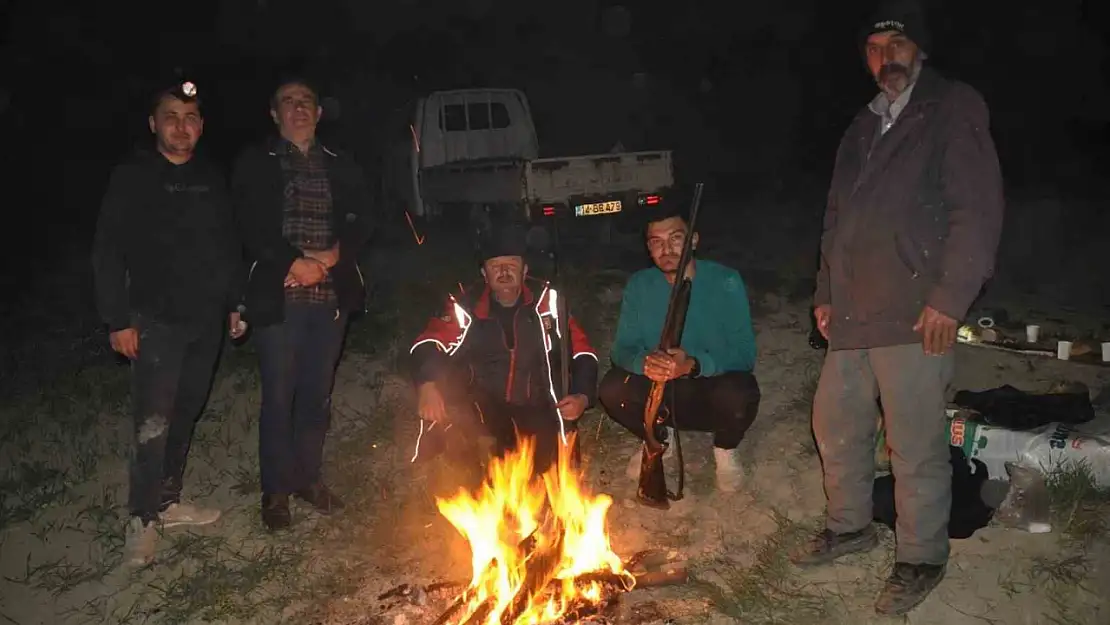 Çiftçiler ellerinde tüfeklerle domuz nöbeti tutuyor