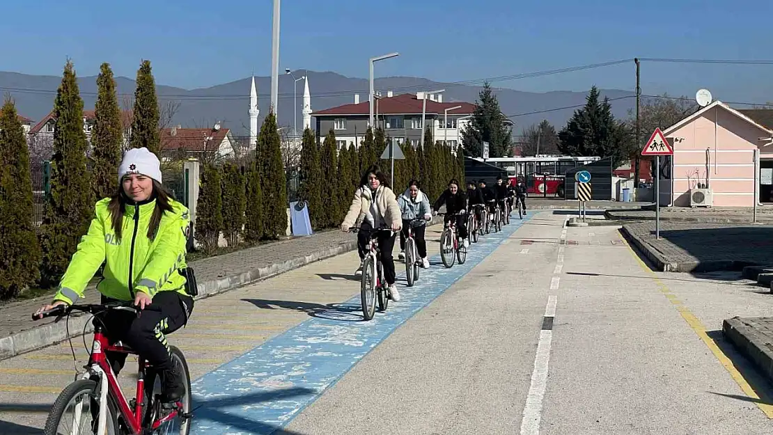 Çocuklar trafik kurallarını eğlenerek öğreniyor